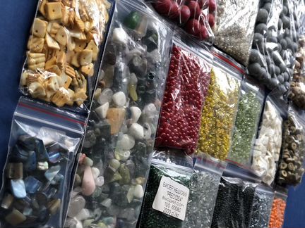 Пакет бисера, бусин из натуральных камней, ажурных
