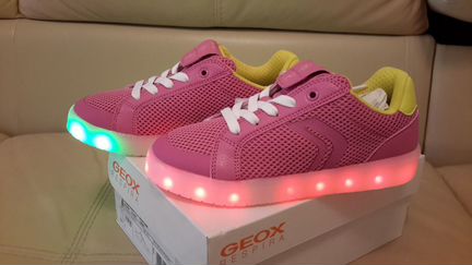 Кроссовки с огоньками Geox новые р.34