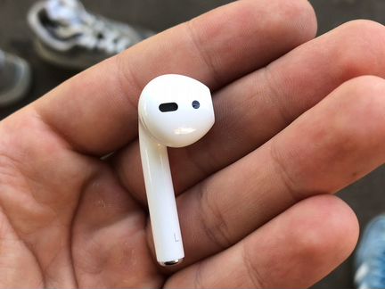 Продаю левый наушник air pods 2 серии