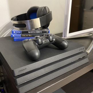 PS4 Pro 1TB + Sony Platinum Wireless Headset+3игры