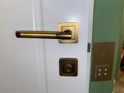 Комплект дверной ручки с запиранием, завёртка
