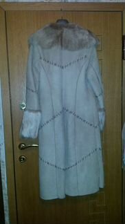 Дубленка светло-бежевого цвета длинная